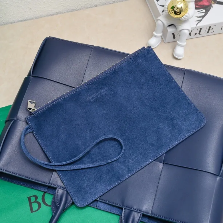 The batch of 2000 BV tote bag (small four compartments) has finally been shipped🔥🔥 The leather feels great! It's a very low-key bag. The more I look at it, the more I like it. I usually go out for rides and planes because I have a lot of stuff and need to carry a computer. Carrying a bag like this is all it takes. It comes with a small bag for storage, which is very convenient. Style number: 9898 Size: 38*10*28cm